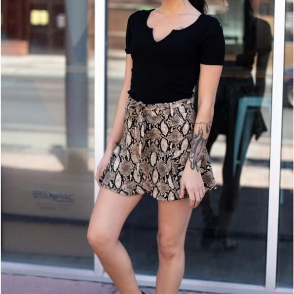 SNAKESKIN paperbag shorts​ - Picture 3 of 3